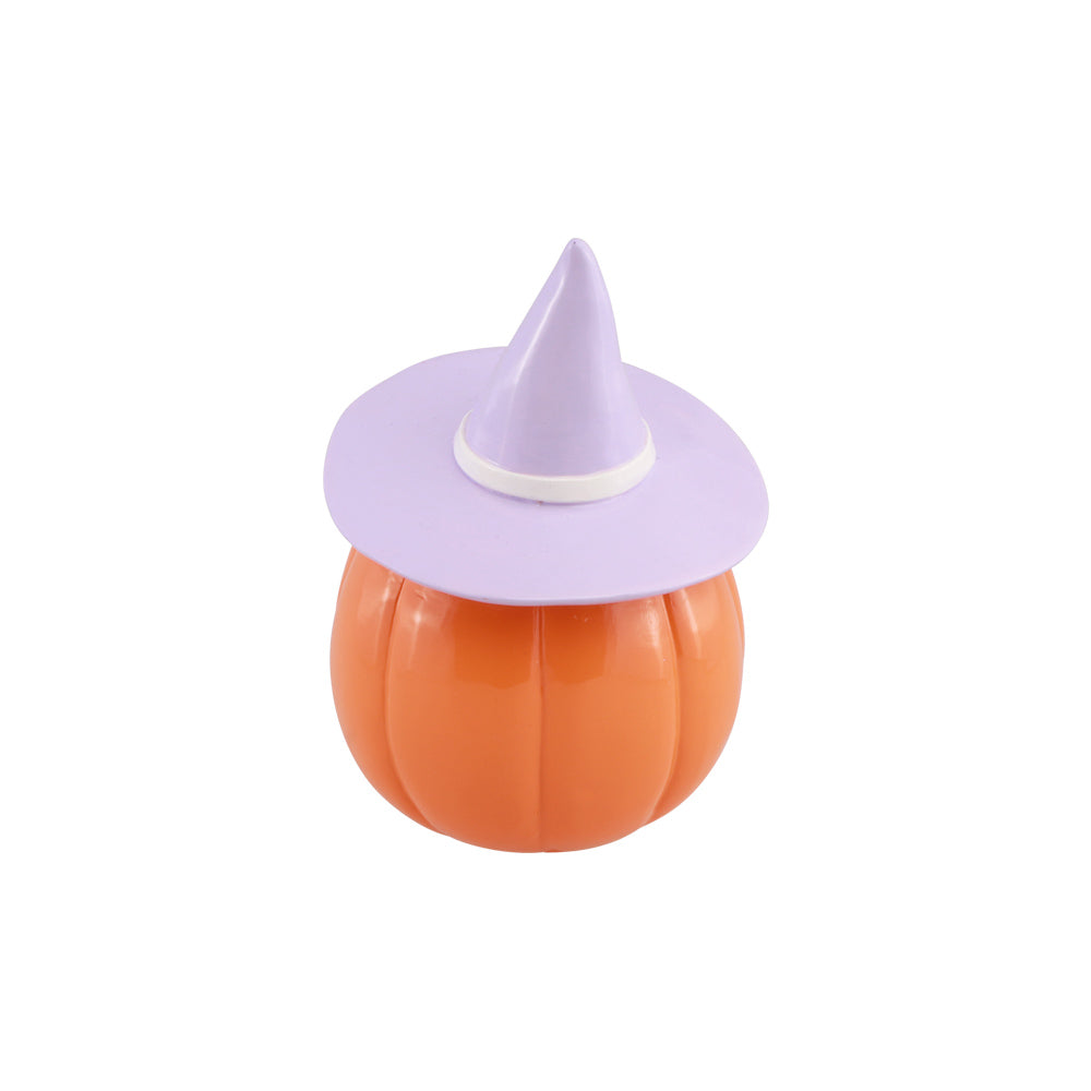 Citrouille Halloween orange à chapeau lilas, vue de dos pour décoration d'Halloween