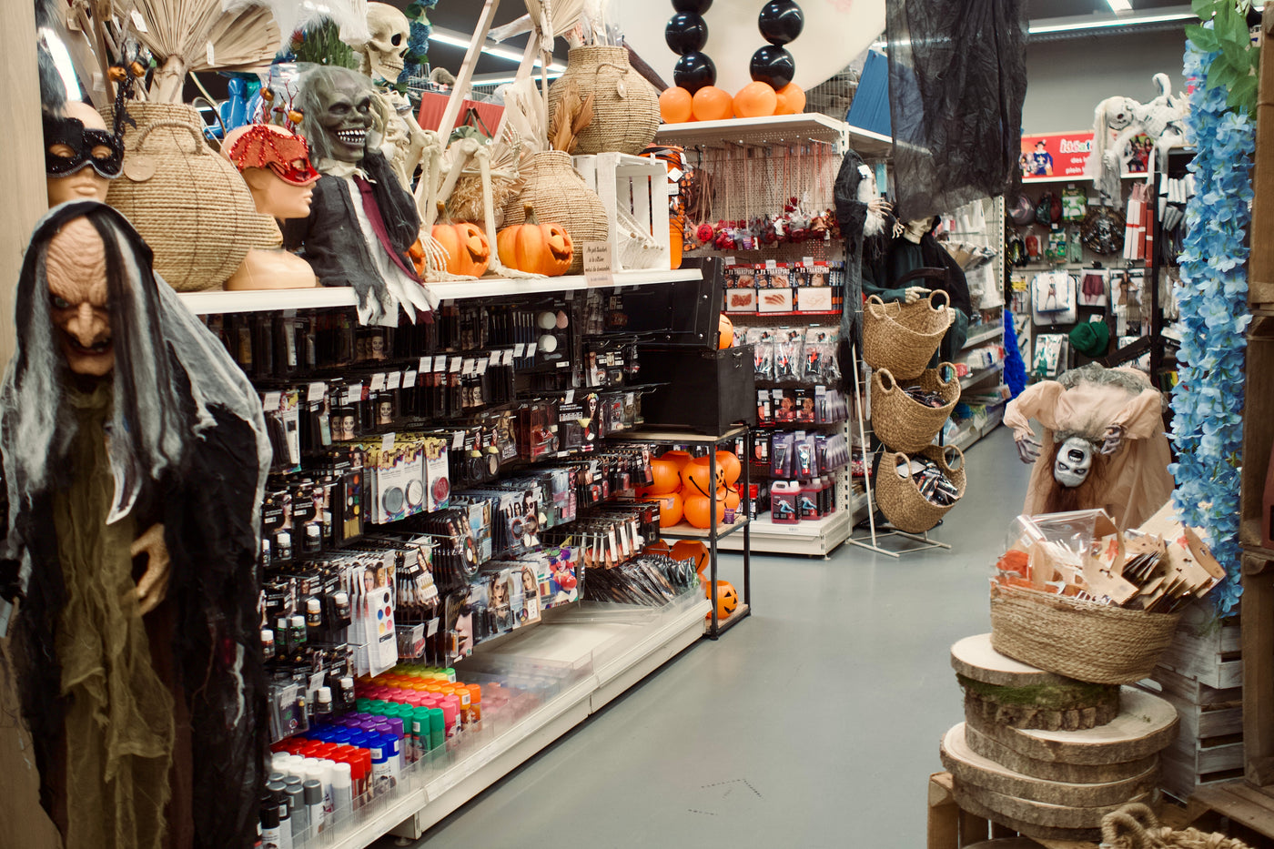 Boutique Halloween IdéaFête Mougins - Rayons déguisements accessoires Halloween 2025