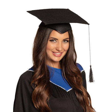 Black graduation cap made of 100% polyester felt for adults, ideal for men and women, featuring a classic square design.