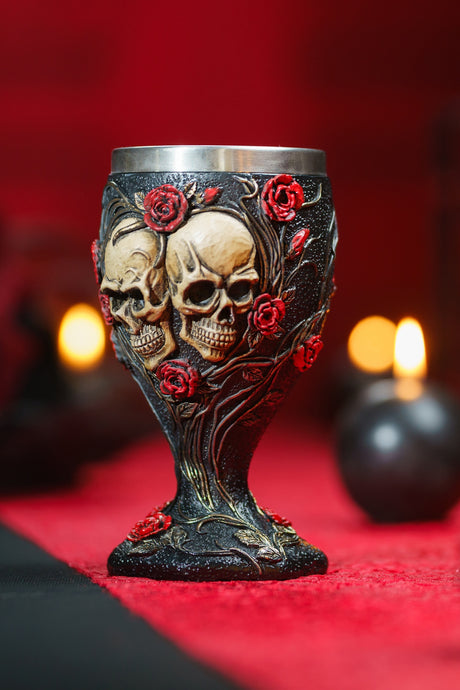 Calice gothique aux deux crânes enlacés et roses rouges, sur fond rouge pour une table d'Halloween