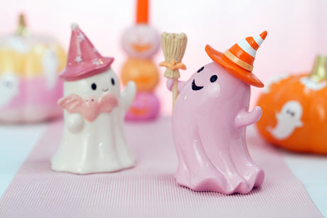 Fantôme rose pastel avec balai à côté d'un fantôme blanc, décoration de table d'Halloween