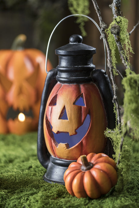 Lanterne Halloween à visage de citrouille souriante sur mousse avec petite citrouille, décoration d'Halloween