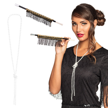 1920s flapper accessory set for women featuring a beaded necklace and a 31 cm cigarette holder, perfect for adult costume parties and vintage themed events.