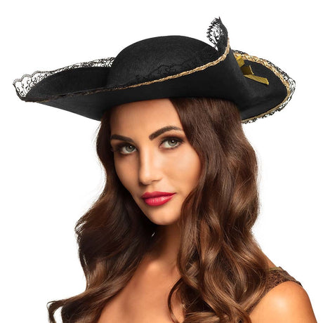 Black pirate hat for women made of 100% polyester, adult size, featuring classic pirate style, ideal for costumes and themed parties.