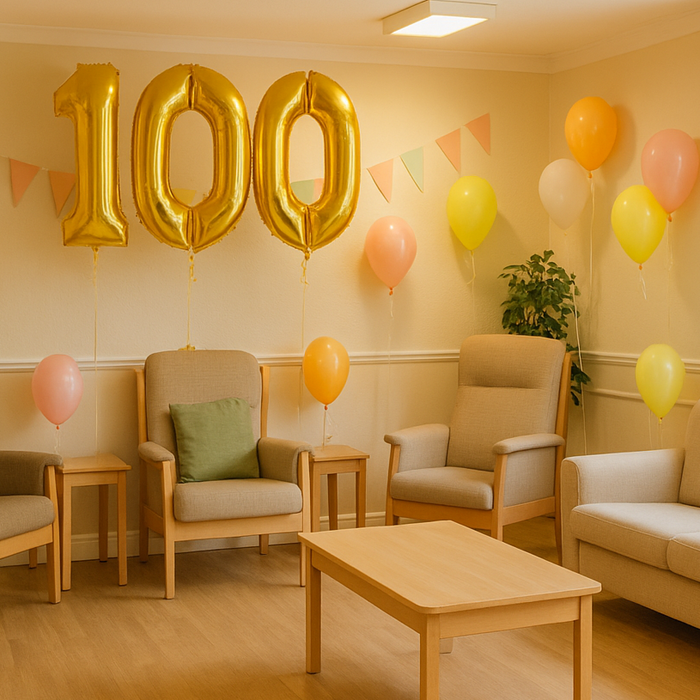 Salle d'EHPAD décorée pour une célébration de centenaire : ballons "100", décorations simples, atmosphère festive mais douce adaptée aux résidents âgés. Intérieur propre et lumineux,