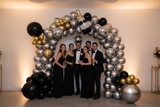 Photobooth mariage luxe avec arche de ballons noirs et argentés